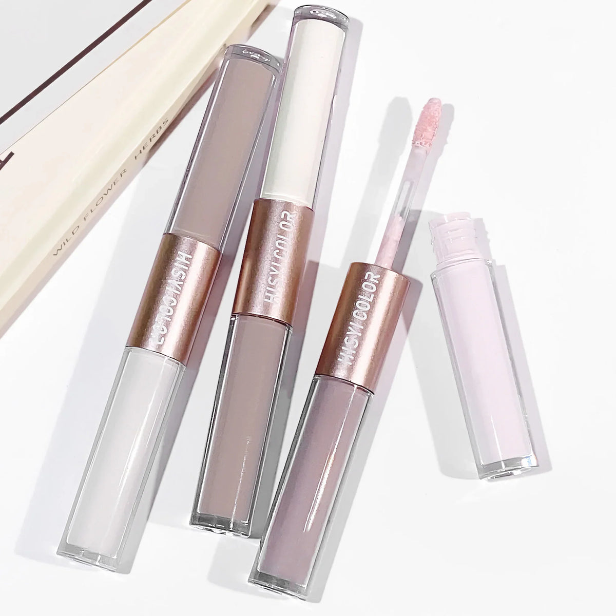 The dual-head highlighter brightens the complexion, regulates facial contours, and is long-lasting and waterproof