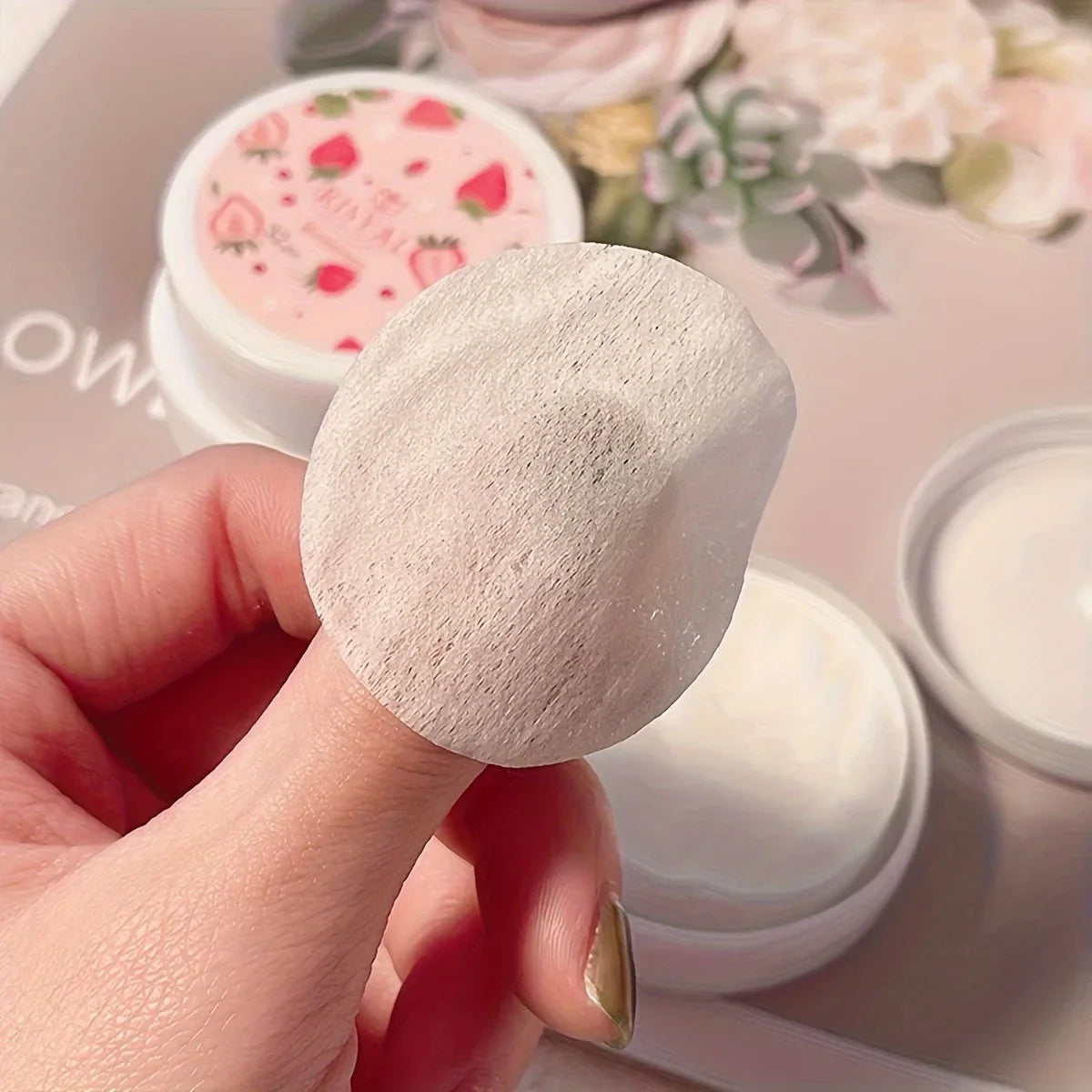 32pcs/Box Strawberry Nail Polish Remover Pads, Soft Absorbable Wipes for Easy Manicure & Pedicure Care