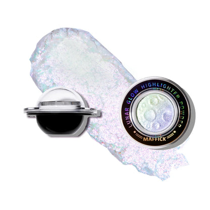 Planet highlighter powder brightens the whole body, with a burst of nasal shadows and a three-dimensional highlight on the face